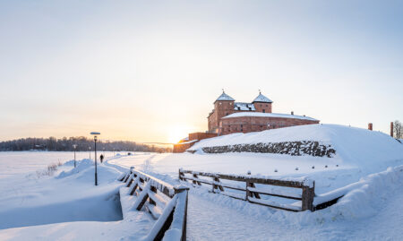 Hämeen linna aurinkoisena talviaamuna