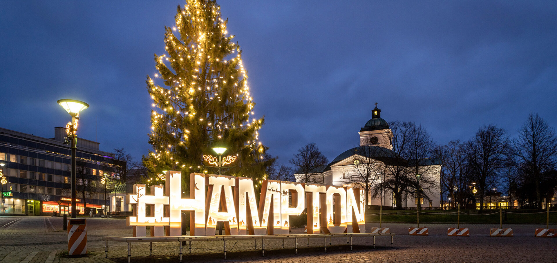 Hämeenlinnan torin HÄMPTON valokirjaimet vuonna 2020