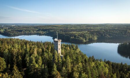 Aulangon näkörtornista avautuu upeat näkymät kansallismaisemaan.