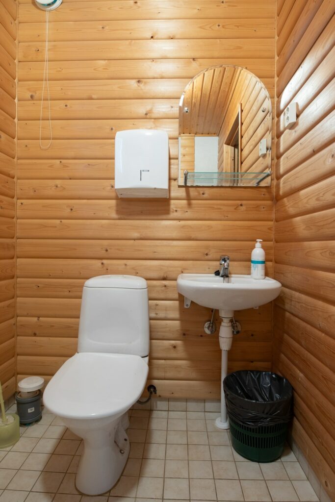 puusaunan wc, jossa pytty, peili ja lavuaari