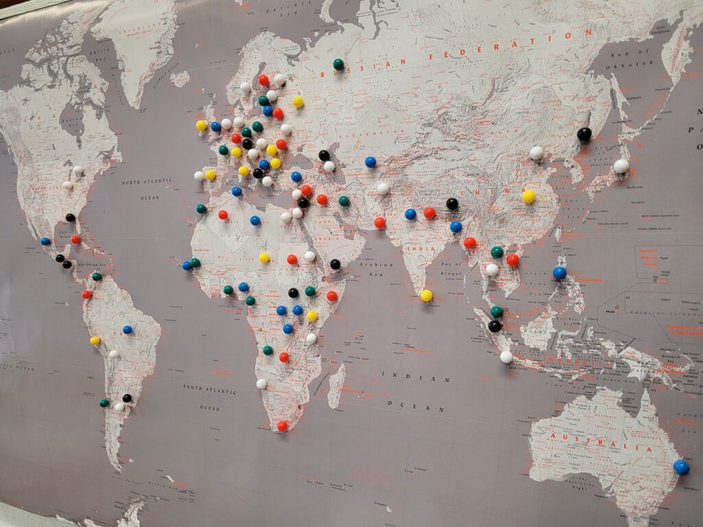 Maailman kartta, jossa on runsaasti nastoja eri maiden kohdalla. 