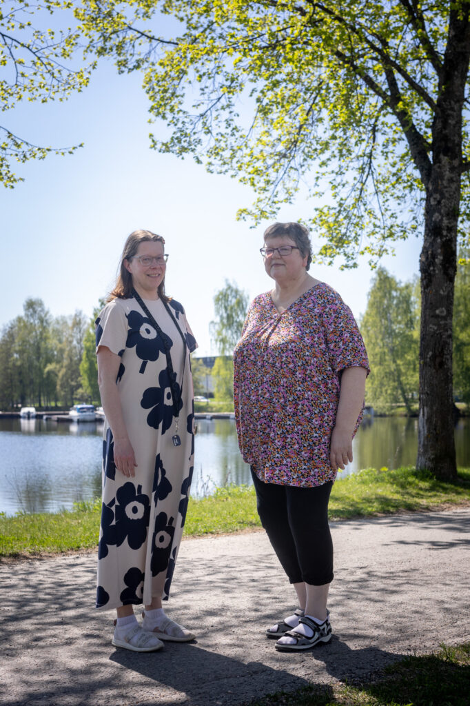 Konsultoivat varhaiskasvatuksen erityisopettajat Pia Aarnio ja Kaija Huhtala ulkona.